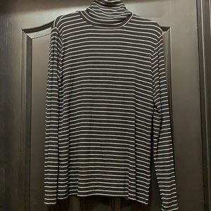 Lightweight turtleneck